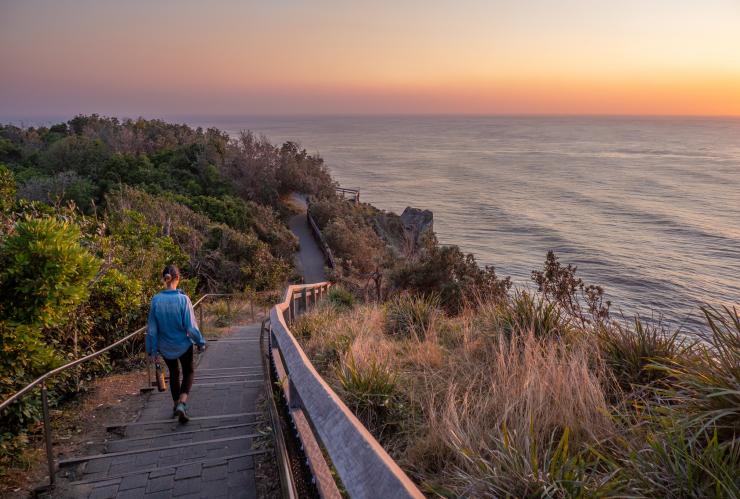 一名女士沿著新南威爾士州（New South Wales）拜倫灣（Byron Bay）拜倫角（Cape Byron）的燈塔步道散步©澳洲旅遊局