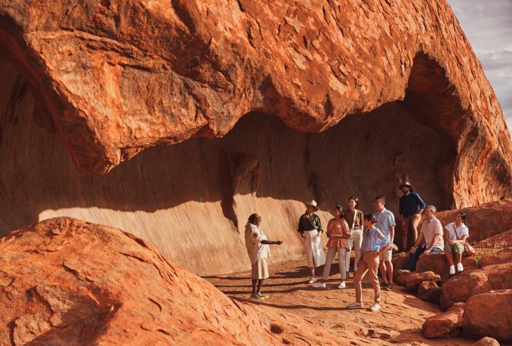 北領地（Northern Territory）烏魯魯（Uluru）的紅棕色兔袋鼠步道（Mala Walk）©澳洲旅遊局/北領地旅遊局