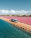 一輛客貨車在南澳州（South Australia）艾爾半島（Eyre Peninsula）麥克唐奈爾湖（Lake MacDonnell）的粉紅湖和綠湖（Green Lake）之間的泥路上行駛©Jaxon Foale