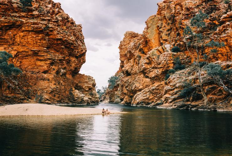 北領地（Northern Territory）Tjoritja/西麥克唐奈爾國家公園（West MacDonnell National Park）的艾勒里溪大水潭（Ellery Creek Big Hole）©北領地旅遊局/Laura Bell