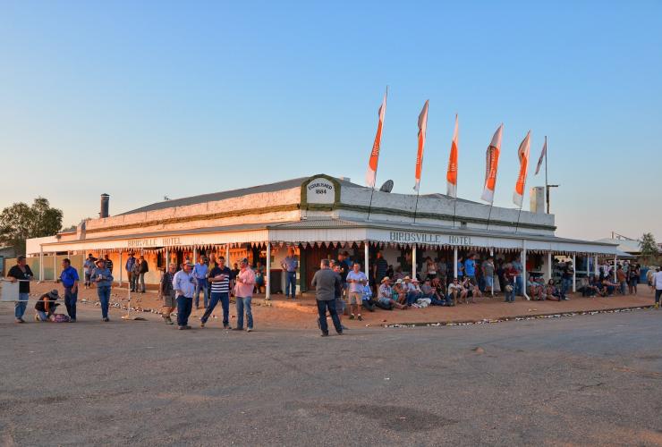 昆士蘭州（Queensland）伯茲維爾（Birdsville）的伯茲維爾酒店（Birdsville Hotel）©昆士蘭旅遊及活動推廣局
